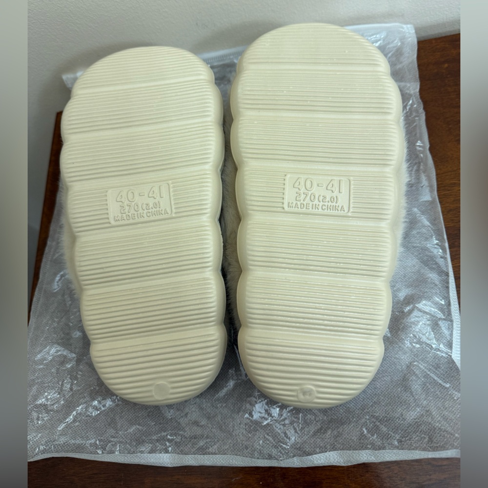 NEW Mushroom puffy appliqué fuzzy plush cream tan faux fur slippers size 7/8 - Picture 10 of 10